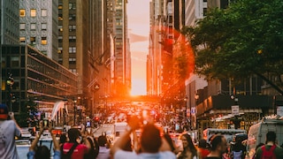 Manhattanhenge: Sonnenwende mit gleißend orangem Sonnenuntergang über New York