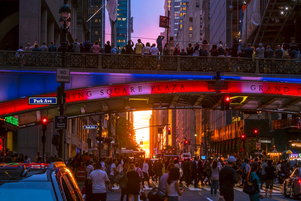 Manhattanhenge: Menschenmassen beobachten die Sonnenwende auf Brücke in New York