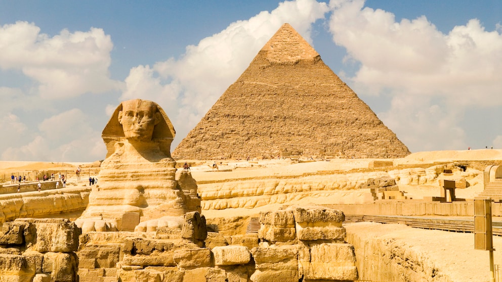Blick auf Pyramiden von Ägypten samt Sphinx