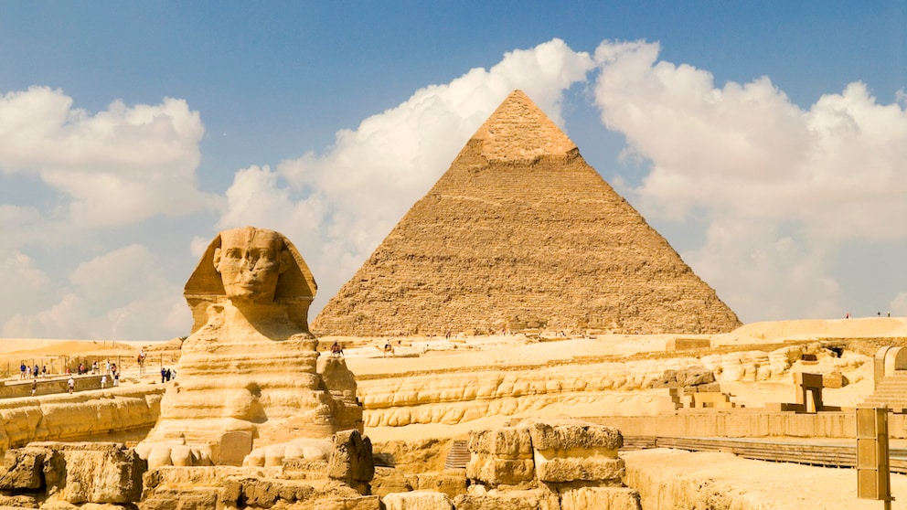 Blick auf Pyramiden von Ägypten samt Sphinx