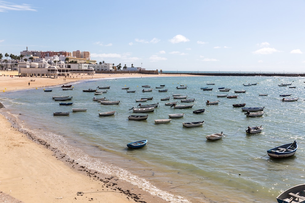 In Spanien liegen die meisten sauberen Strände, die mit der Blauen Flagge ausgezeichnet wurden. Einer davon ist der La Caleta Strand.