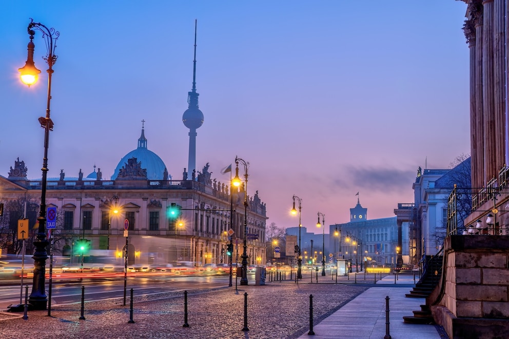 Der Boulevard Unter den Linden in Berlin bei Sonnenaufgang