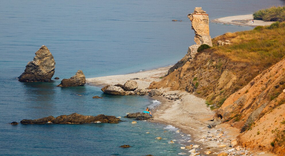 Der Playa de las Alberquillas befindet sich bei Nerja im Naturpark Cerro Gordo