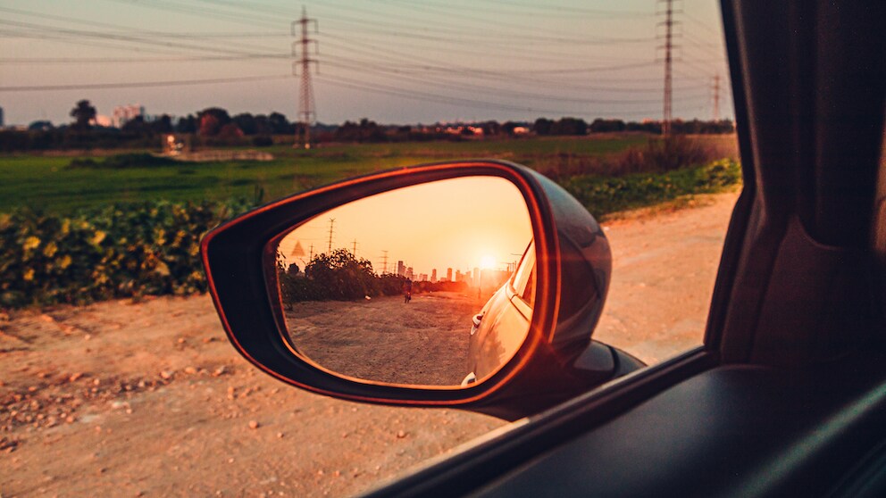 Spiegeltrick in Italien: Blick aus dem Seitenfenster eines Wagens
