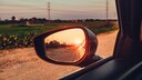 Spiegeltrick in Italien: Blick aus dem Seitenfenster eines Wagens