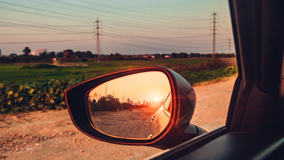 Spiegeltrick in Italien: Blick aus dem Seitenfenster eines Wagens