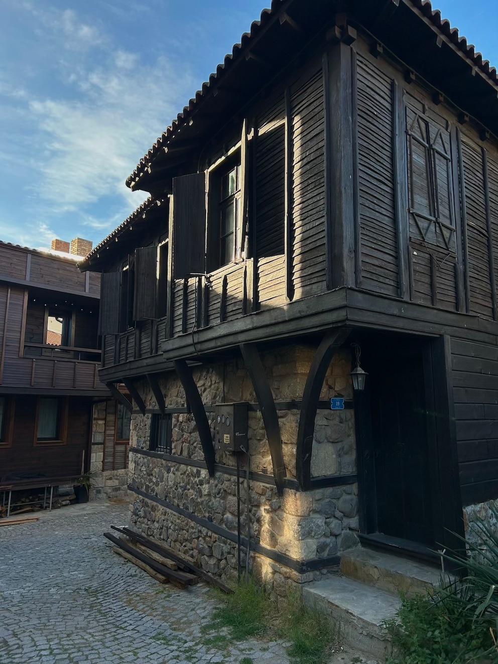 Die für Nessebar typischen Häuser mit steinernen Erdgeschossen und oberen Stockwerken aus Holz sind Teil des UNESCO Weltkulturerbes