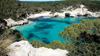 Menorca gehört zu den beliebten Baleareninseln im Mittelmeer (im Bild: Cala Mitjana)