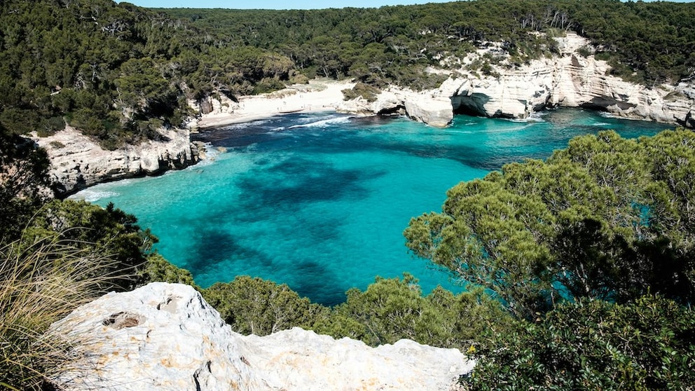 Menorca gehört zu den beliebten Baleareninseln im Mittelmeer (im Bild: Cala Mitjana)