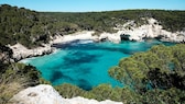 Menorca gehört zu den beliebten Baleareninseln im Mittelmeer (im Bild: Cala Mitjana)