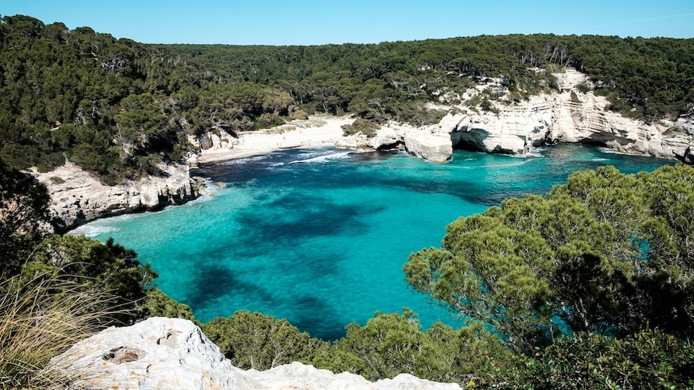 Menorca gehört zu den beliebten Baleareninseln im Mittelmeer (im Bild: Cala Mitjana)