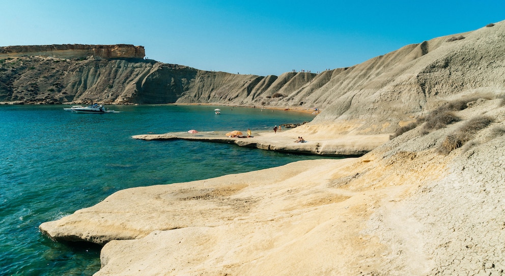 Der Strand Gnejna Bay auf der Insel Malta eignet sich für einen Urlaub im Juli