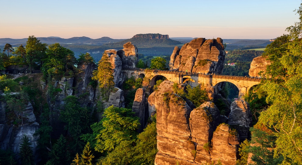 Die Bastei ist eine Felsformation der Sächsischen Schweiz in Sachsen und ein tolles Ziel für einen Urlaub im Juli