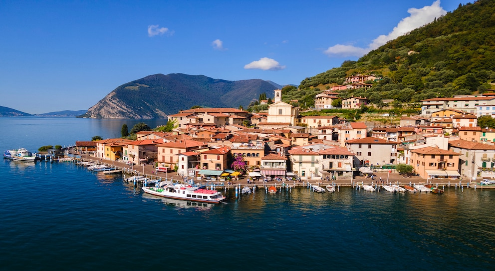 Die Monte Isola ist die größte Insel des Iseosees in der italienischen Lombardei und ein tolles Ziel für einen Urlaub im Juli