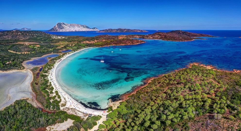 Die Bucht Cala Brandinchi auf der italienischen Insel Sardinien ist ein tolles Reiseziel für einen Urlaub im Juli