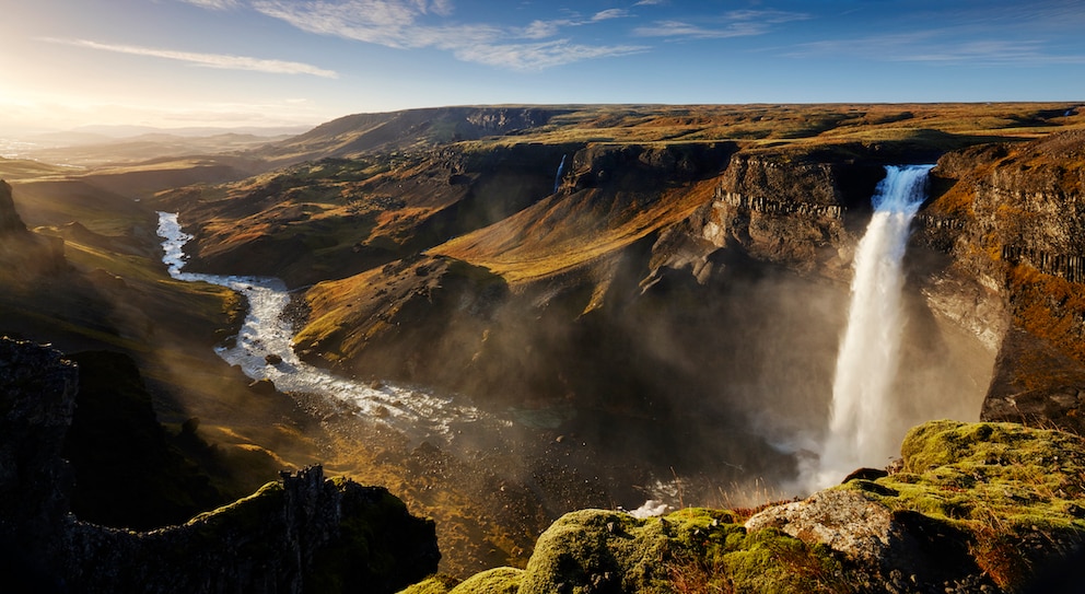 Der Haifas Wasserfall kann bei einem Urlaub im Juli in Island besucht werden