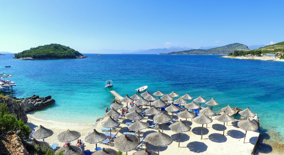 Ksamil Beach in Albanien eignet sich besonders als Reiseziel für einen Urlaub im Juli