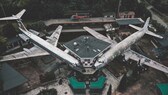 Das verlassene Flugzeug-Restaurant in Italien aus der Luft aufgenommen: Zwei Flugzeuge stehen an einem Kontroll-Tower, im Hintergrund ist ein Hubschrauber zu sehen. Foto: Ludwig P. Bäßler / Instagram loopingludi