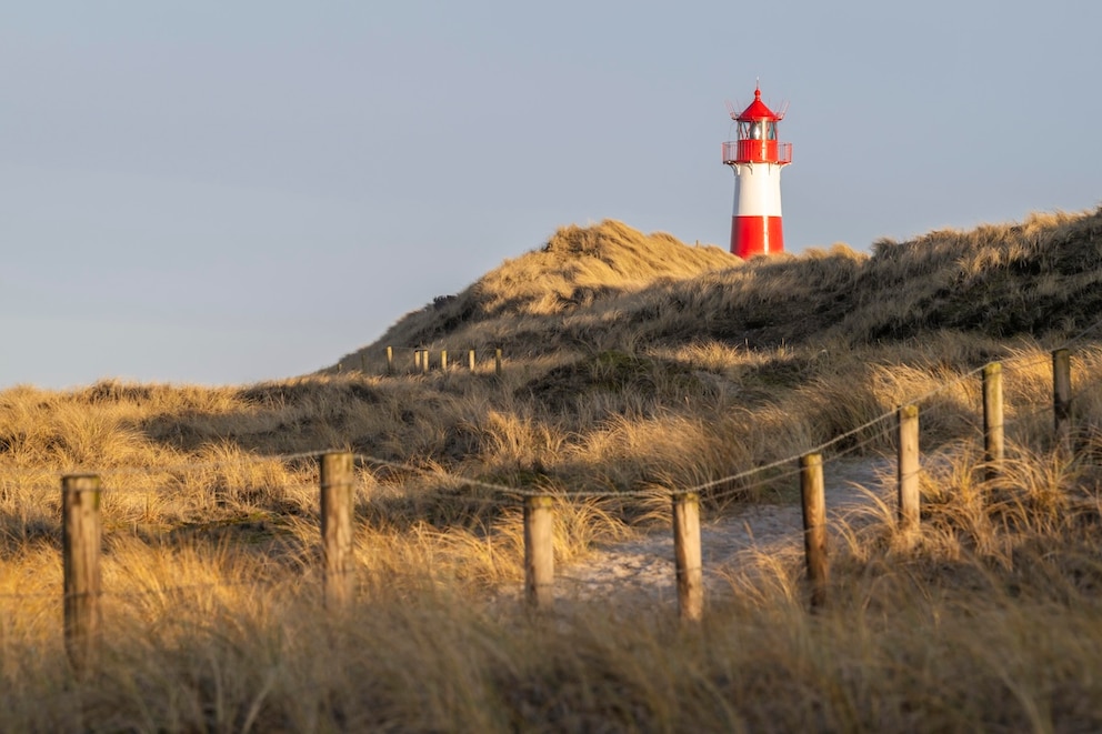 Deutschlands nördlichster Ort liegt auf Sylt, in der Nähe dieses Leuchturms 