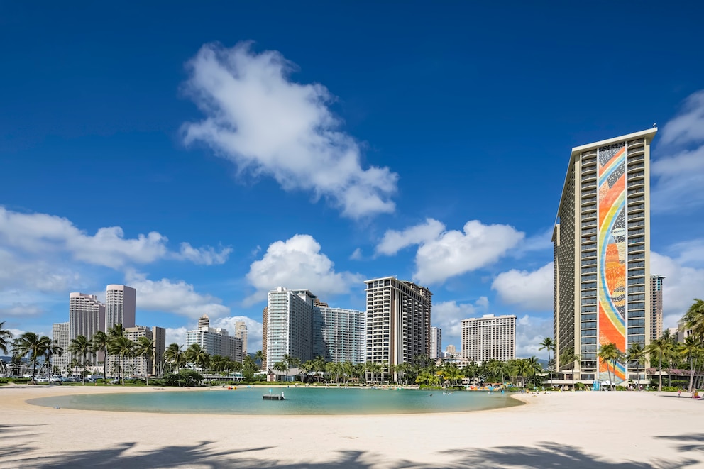 Duke Kahanamoku Beach am Waikiki Beach auf Oahu in Hawaii ist der schönste Strand der USA 2024