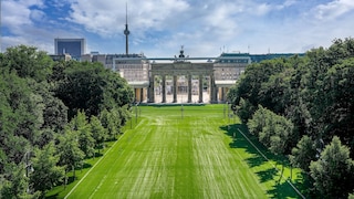 Auf der Straße des 17. Juni ist vom Brandenburger Tor bis zur Yitzhak-Rabin-Strasse Kunstrasen verlegt. Vor dem Brandenburger Tor steht das „größte Fussballtor der Welt".