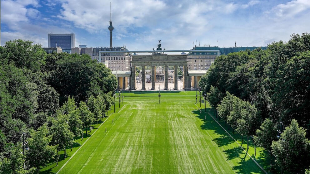 Auf der Straße des 17. Juni ist vom Brandenburger Tor bis zur Yitzhak-Rabin-Strasse Kunstrasen verlegt. Vor dem Brandenburger Tor steht das „größte Fussballtor der Welt".