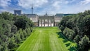 Auf der Straße des 17. Juni ist vom Brandenburger Tor bis zur Yitzhak-Rabin-Strasse Kunstrasen verlegt. Vor dem Brandenburger Tor steht das „größte Fussballtor der Welt".