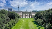 Auf der Straße des 17. Juni ist vom Brandenburger Tor bis zur Yitzhak-Rabin-Strasse Kunstrasen verlegt. Vor dem Brandenburger Tor steht das „größte Fussballtor der Welt".