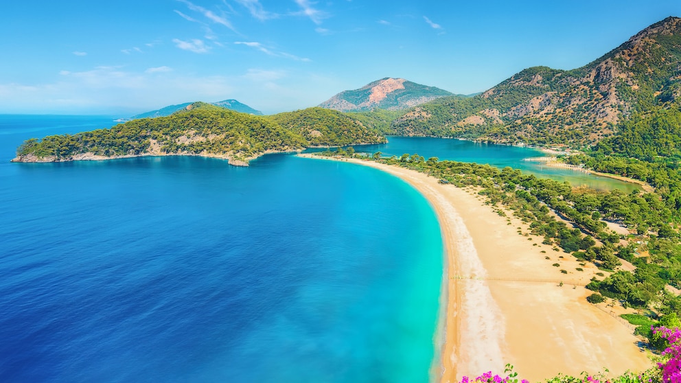 Der Oludeniz Strand in der Türkei landet auf Platz drei im Ranking und überzeugt mit seinem kristallklaren Wasser