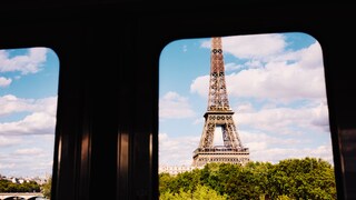 Mit dem Deutschlandticket nach Frankreich – und sogar bis nach Paris: Für viele Jugendliche ist das im Sommer 2024 möglich.