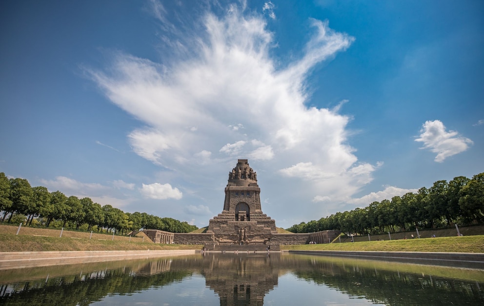 Besucher am Völkerschlachtdenkmal in Leipzig