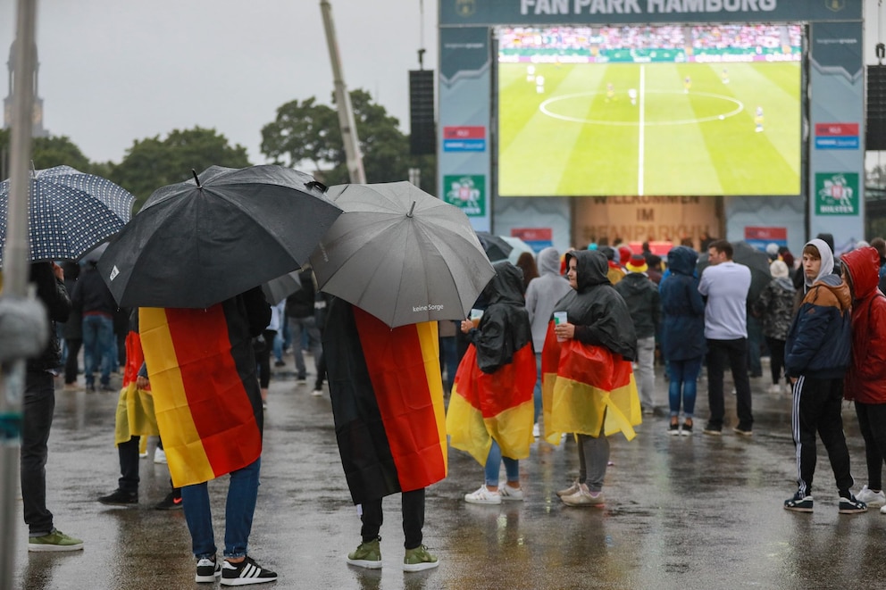 Fußballfans beim Public Viewing im Juni 2018 in Hamburg