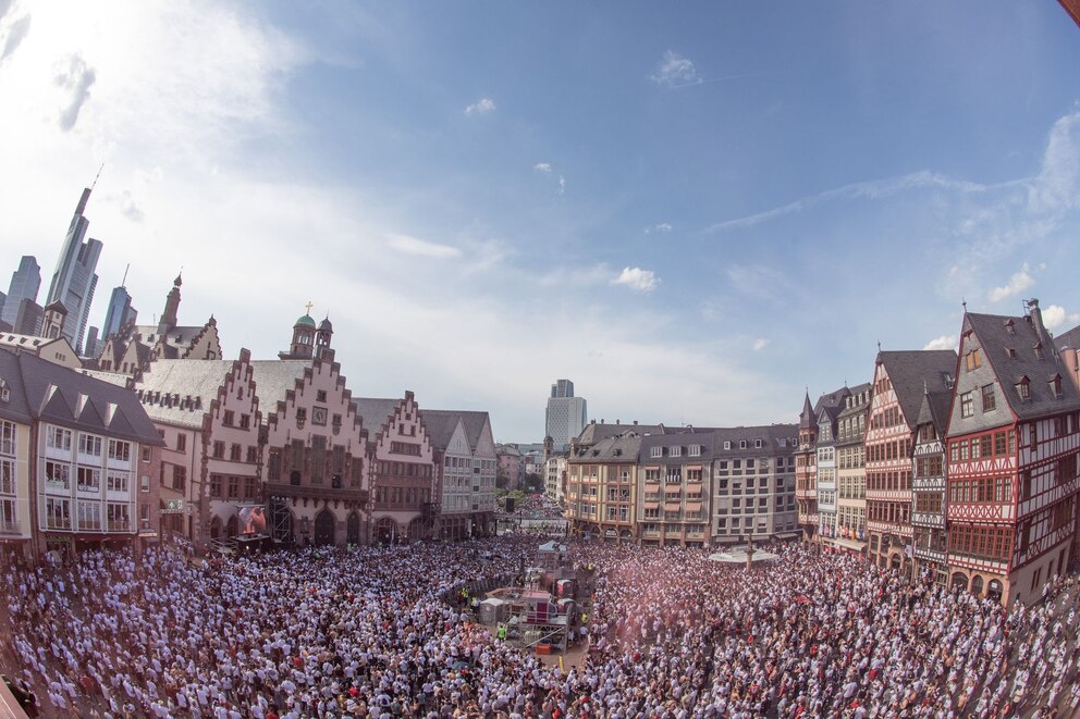 Fussball-Fans feiern auf dem Römerberg