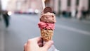 Die Kugel Eis gehört für viele zum Sommerurlaub dazu – doch je nach Urlaubsland können die Preise dafür stark variieren