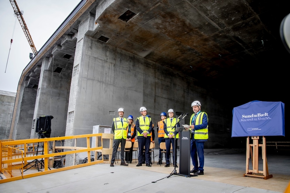 Dänemarks König Frederik X. hat das erste Teil des Fehmarnbelt-Tunnels eingeweiht