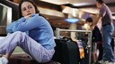 Familie am Flughafen, mit FTI gebuchte Reise ist abgesagt