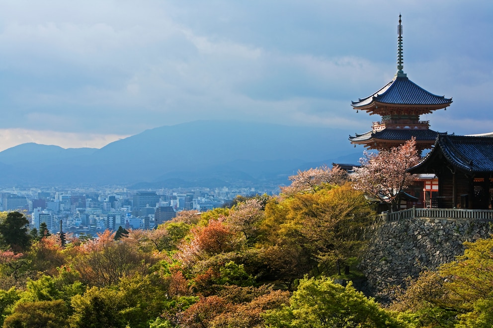 Kiyomizudera Tempel in Kyoto, Japan gehört zu den beliebtesten Sehenswürdigkeiten