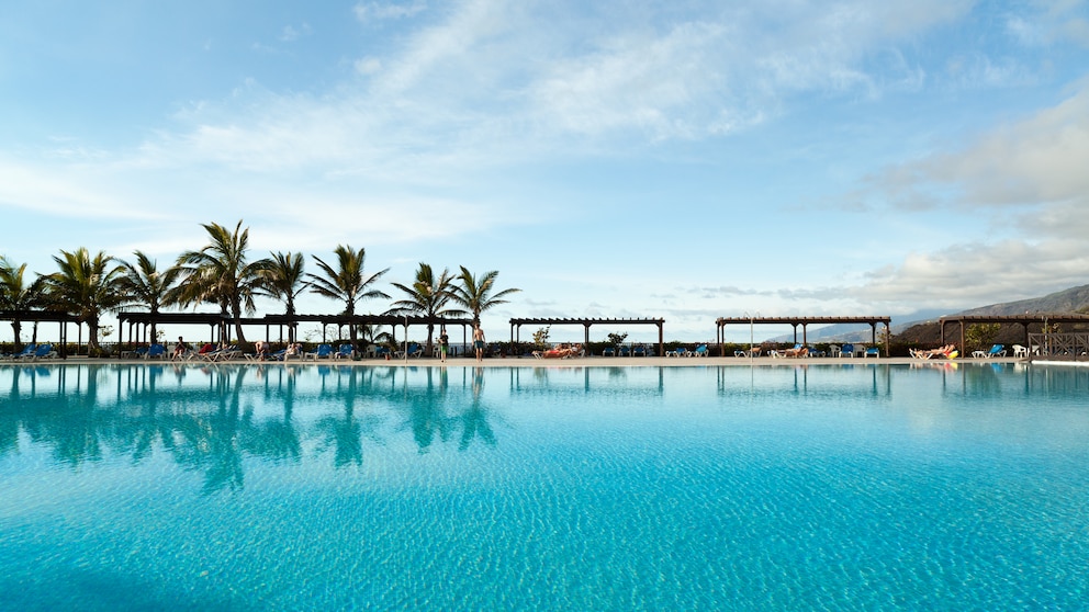 Wer den ganzen Tag im Pool oder am Strand abhängt, ist mit einem All-inclusive-Urlaub besser beraten als mit Halbpension