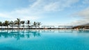 Wer den ganzen Tag im Pool oder am Strand abhängt, ist mit einem All-inclusive-Urlaub besser beraten als mit Halbpension