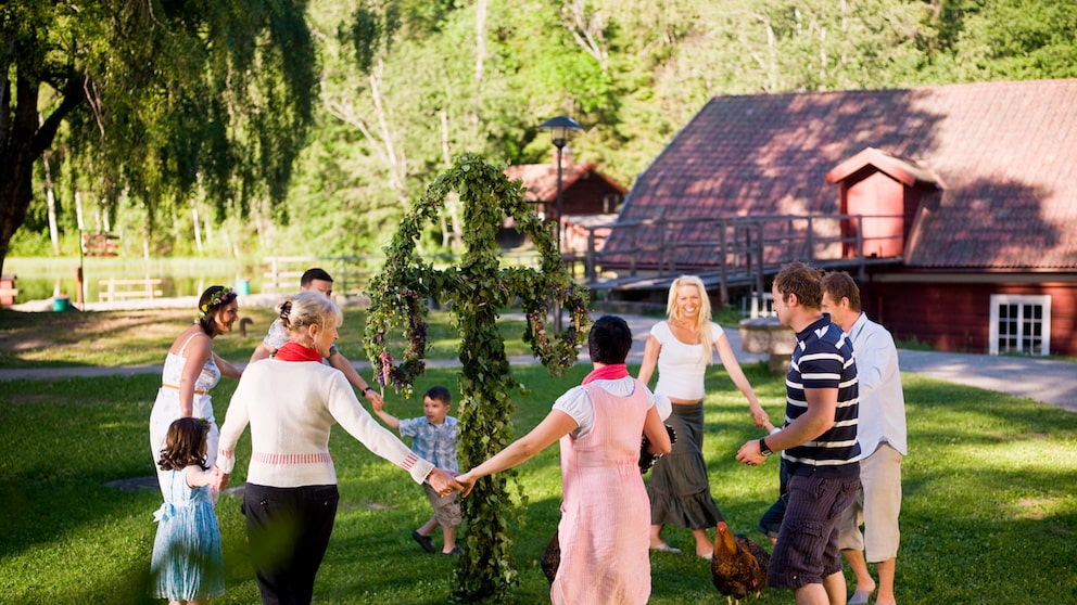 Kein Land feiert den längsten Tag des Jahres so sehr wie Schweden – hier erfahren Sie, wie man am Mittsommer feiert