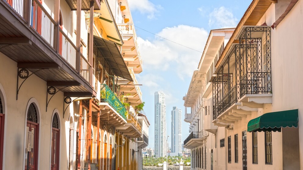 Im Hintergrund die moderne Skyline: Die koloniale Altstadt von Panama-Stadt