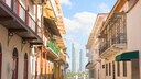 Im Hintergrund die moderne Skyline: Die koloniale Altstadt von Panama-Stadt