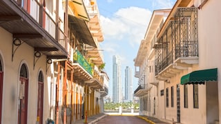 Im Hintergrund die moderne Skyline: Die koloniale Altstadt von Panama-Stadt