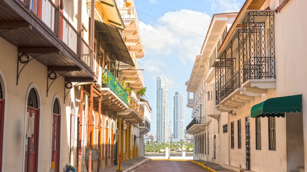 Im Hintergrund die moderne Skyline: Die koloniale Altstadt von Panama-Stadt