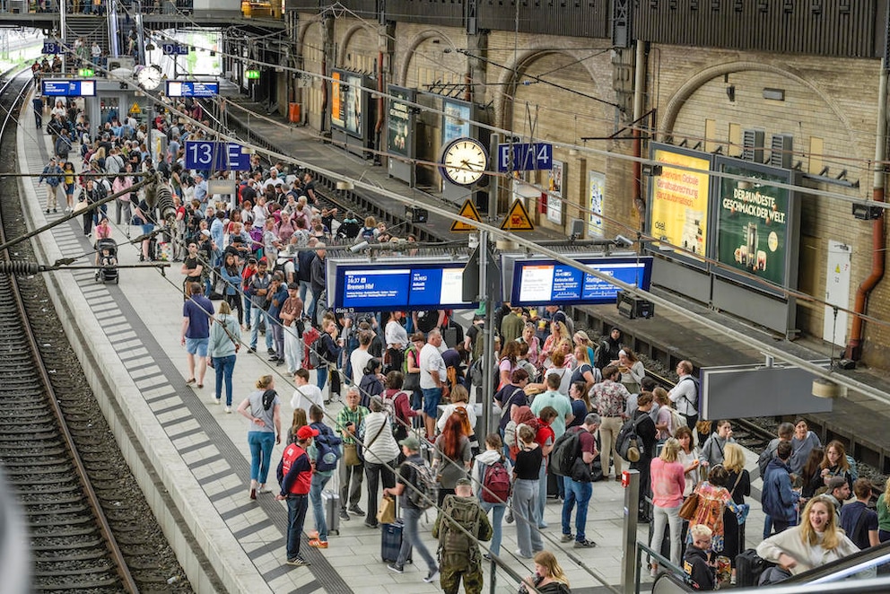 Hamburg Hauptbahnhof: Auf der beliebten Strecke zwischen Hamburg und Berlin brauchen Reisende im Sommer einiges an Geduld