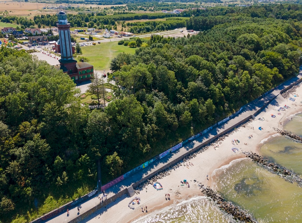 In Rewal gibt es feinen Sand und ein zum Meer flach abfallenden Strand – vor der Kulisse der bewaldeten und bis zu 15 Meter hohen Steilküste