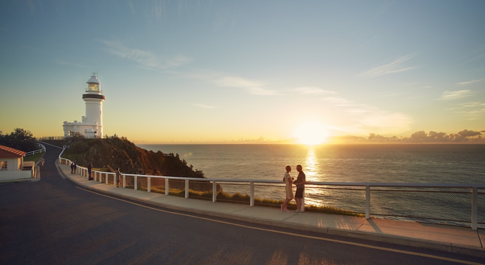 Ein Pärchen genießt den Sonnenuntergang beim Byron Bay Leuchtturm