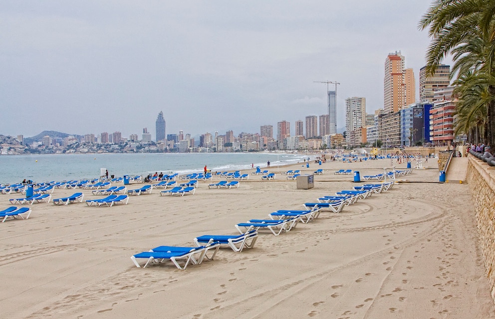 Die Playa de Poniente landet auf Platz 1 im Ranking der überfülltesten Strände Europas