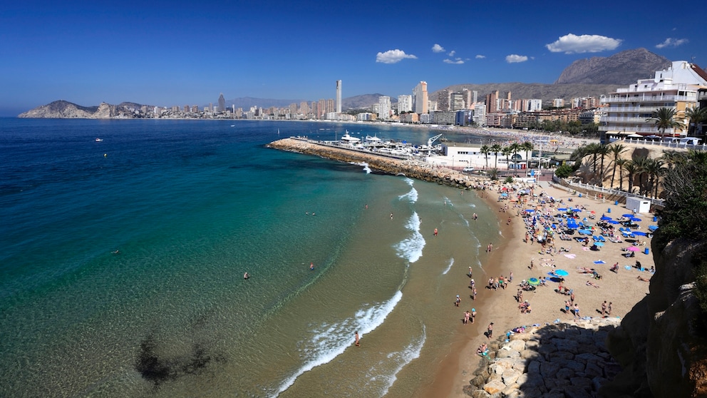 Die Playa de Poniente in Spanien ist der überfüllteste Strand Europas