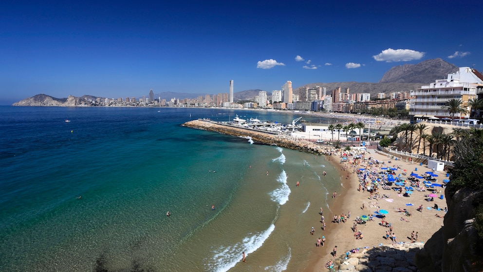 Die Playa de Poniente in Spanien ist der überfüllteste Strand Europas